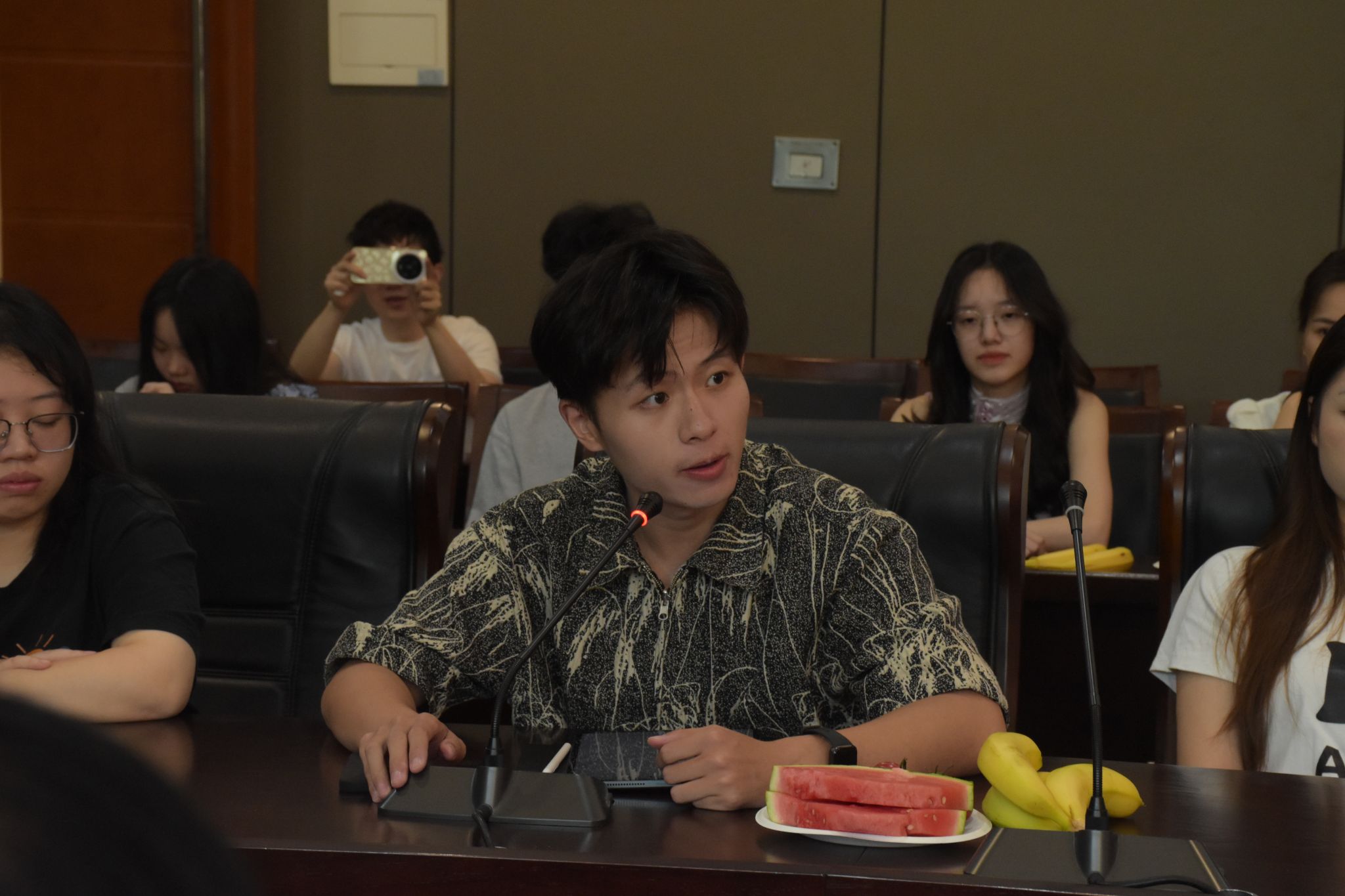 2025.06.12 会计学院举行2025届本硕毕业生座谈会:总结成长硕果 共话未来发展 原图2.JPG