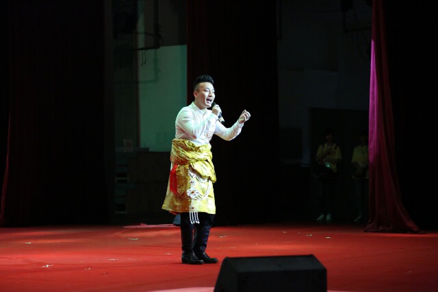 比赛中,尼玛扎西演唱了充满藏族风味的歌曲《爱的部落》和《忆梦》